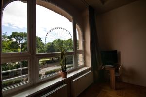 ein Fenster in einem Raum mit einem Rad im Hintergrund in der Unterkunft SasOne Rooms in Budapest
