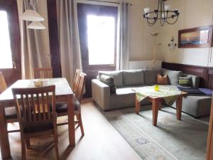 ein Wohnzimmer mit einem Sofa und einem Tisch in der Unterkunft Ostseepark Waterfront Captains Haus 17 in Heringsdorf