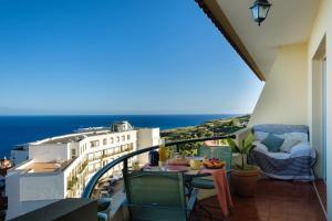 Elle comprend un balcon offrant une vue sur l'océan. dans l'établissement GuestReady - An amazing stay with Island views, à Caniço