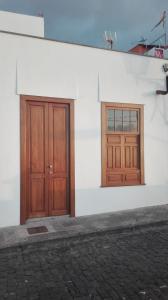 twee houten deuren aan de zijkant van een gebouw bij Vivienda Vacacional San Roque, 30 in Garachico
