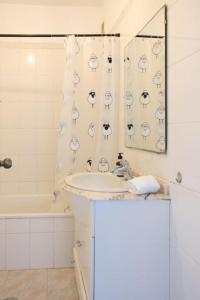La salle de bains est pourvue d'un lavabo et d'un rideau de douche. dans l'établissement GuestReady - An amazing stay with Island views, à Caniço