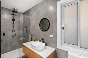 Ένα μπάνιο στο Capel Home House and Guest House by Ready Set Stay - BYO LINEN & TOWELS