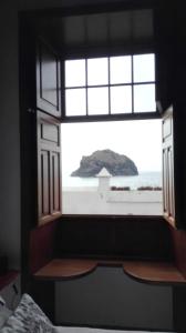 ventana en un dormitorio con vistas al océano en Vivienda Vacacional San Roque, 30, en Garachico