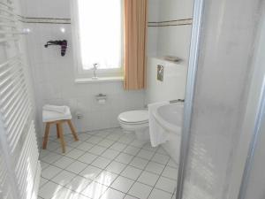 uma casa de banho branca com um WC e um lavatório em Ferienwohnung 1_06 _Inselstrand_ em Ahlbeck