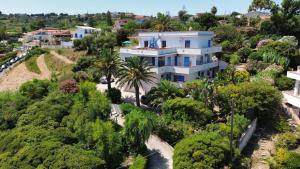 an aerial view of a large white house with palm trees at Le Palme Vacanze in Trappeto
