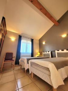 - une chambre avec deux lits, une chaise et une fenêtre dans l'établissement GITE DE NOGAROLS, à Prades