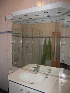 Ein Badezimmer in der Unterkunft Haus Lucie