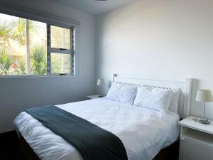 Postel nebo postele na pokoji v ubytování 92 Camarque - 3 Bedroom Apartment In Umdloti - 180 Degree Sea Views + 62 fotografií