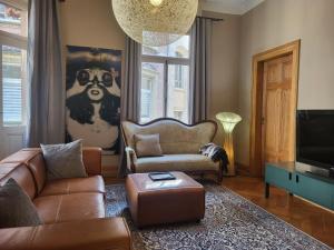 ein Wohnzimmer mit Sofa und ein Hund mit Brille in der Unterkunft Am Thalia Designe Apartment in Baden-Baden