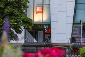 un bâtiment avec un panneau d'affichage dans la fenêtre dans l'établissement ibis Strasbourg Centre Les Halles, à Strasbourg