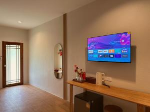 TV a/nebo společenská místnost v ubytování Baan Daeng Resort บ้านรักไทย