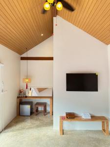 TV a/nebo společenská místnost v ubytování Baan Daeng Resort บ้านรักไทย