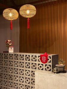 restauracja z dwoma chińskimi latarniami i stolikiem z awersją w obiekcie Baan Daeng Resort บ้านรักไทย w mieście Ban Rak Thai