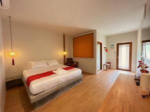 Postel nebo postele na pokoji v ubytování Baan Daeng Resort บ้านรักไทย
