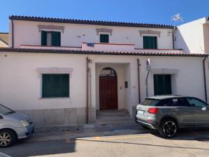 オルビアにあるB&B Olbia City Centerの車が2台駐車している家