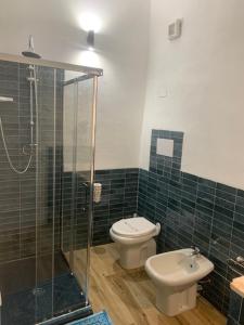 オルビアにあるB&B Olbia City Centerのトイレとガラスのシャワー付きのバスルーム