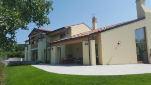 an external view of a house with a yard at Agriturismo Gradec in Aurisina
