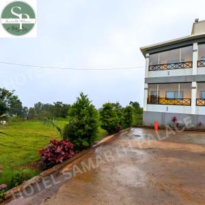 Hotel SAMARTH PALACE في ماهاباليشوار: منزل للبيع مع ممر أمامه