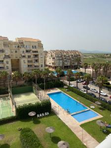 Výhľad na bazén v ubytovaní Apartamento de playa Valmar - Beachfront exclusive residential alebo v jeho blízkosti