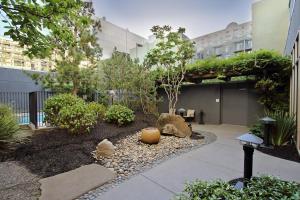un jardín con rocas y plantas en un edificio en Courtyard Oakland Downtown, en Oakland