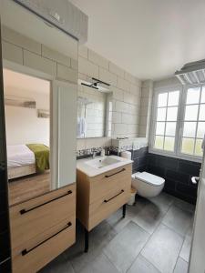 La salle de bains est pourvue d'un lavabo, de toilettes et d'un lit. dans l'établissement Hôtel De La Mer - Deauville Blonville - Boutique Hôtel de charme vue Mer ou Campagne - Accès direct plage, à Blonville-sur-Mer