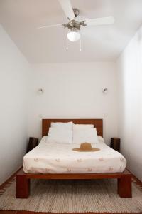 sypialnia z łóżkiem i wentylatorem sufitowym w obiekcie Casa dos Marianinhos w mieście Elvas