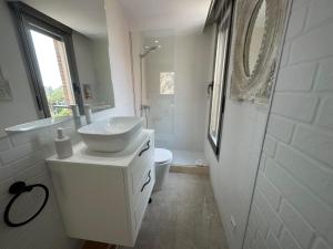 Koupelna v ubytování Penthouse Puerta de Pedregalejo + 26 fotografií