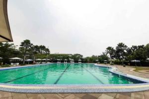 Bazén v ubytování Barata Hotel Near Bandara Soekarno Hatta nebo v jeho okolí