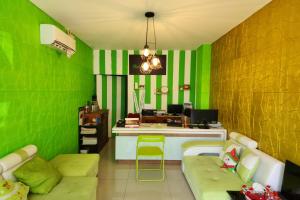 Posezení v ubytování Barata Hotel Near Bandara Soekarno Hatta