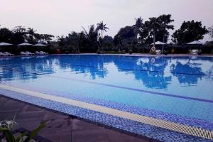 Bazén v ubytování Barata Hotel Near Bandara Soekarno Hatta nebo v jeho okolí