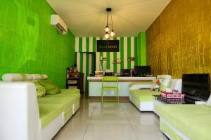 TV a/nebo společenská místnost v ubytování Barata Hotel Near Bandara Soekarno Hatta