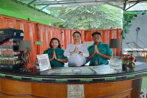 Členové personálu v ubytování Barata Hotel Near Bandara Soekarno Hatta