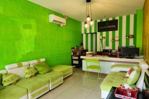 TV a/nebo společenská místnost v ubytování Barata Hotel Near Bandara Soekarno Hatta
