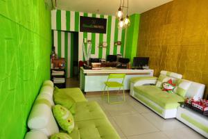 Posezení v ubytování Barata Hotel Near Bandara Soekarno Hatta