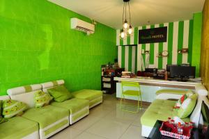 TV a/nebo společenská místnost v ubytování Barata Hotel Near Bandara Soekarno Hatta