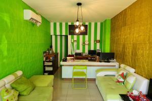 Posezení v ubytování Barata Hotel Near Bandara Soekarno Hatta