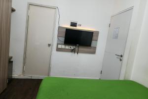 TV a/nebo společenská místnost v ubytování Barata Hotel Near Bandara Soekarno Hatta