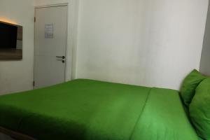 Postel nebo postele na pokoji v ubytování Barata Hotel Near Bandara Soekarno Hatta
