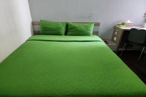 Postel nebo postele na pokoji v ubytování Barata Hotel Near Bandara Soekarno Hatta