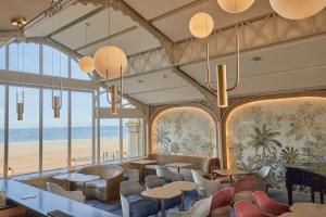 聖馬洛的住宿－格蘭德酒店，一间享有海滩美景的餐厅