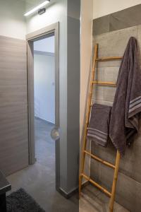 ein Bad mit einer Leiter und einem Handtuch an der Wand in der Unterkunft KAY SE MI in Case-Pilote