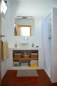 W łazience znajduje się lustro i prysznic. w obiekcie Casa dos Marianinhos w mieście Elvas
