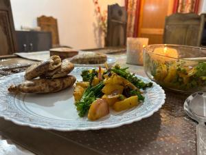 un plato de comida con salchichas y verduras en una mesa en Nature Palace Farmstay, en She