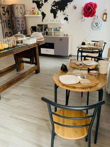 ヴェルバーニアにあるResidenza Lisyの壁地図付きのテーブルと椅子の店