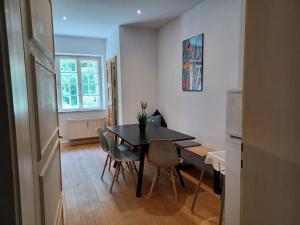 a kitchen and dining room with a table and chairs at Ferienwohnung 'Bergidylle' - Zu Fuß auf die Loipe und den Berg, nur wenige Minuten ins Skigebiet in Bayrischzell