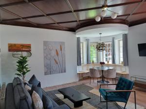 uma sala de estar com um sofá e uma mesa em Ferienwohnung 'Bergidylle' - Zu Fuß auf die Loipe und den Berg, nur wenige Minuten ins Skigebiet em Bayrischzell