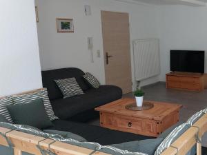 sala de estar con sofá y mesa de centro en Landhaus im Tobel, en Bad Waldsee