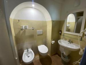 文托泰内Hotel Borgo Cacciatori的配有白色马桶和水槽的浴室