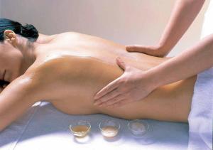 a woman getting a massage in a spa salon at Studio ZEN SUD Plage à pied Pin Rolland Sablettes in Saint-Elme