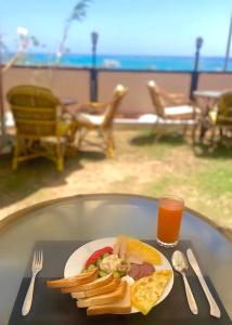 un piatto di cibo su un tavolo con una bevanda di sea view house a Marsa Alam